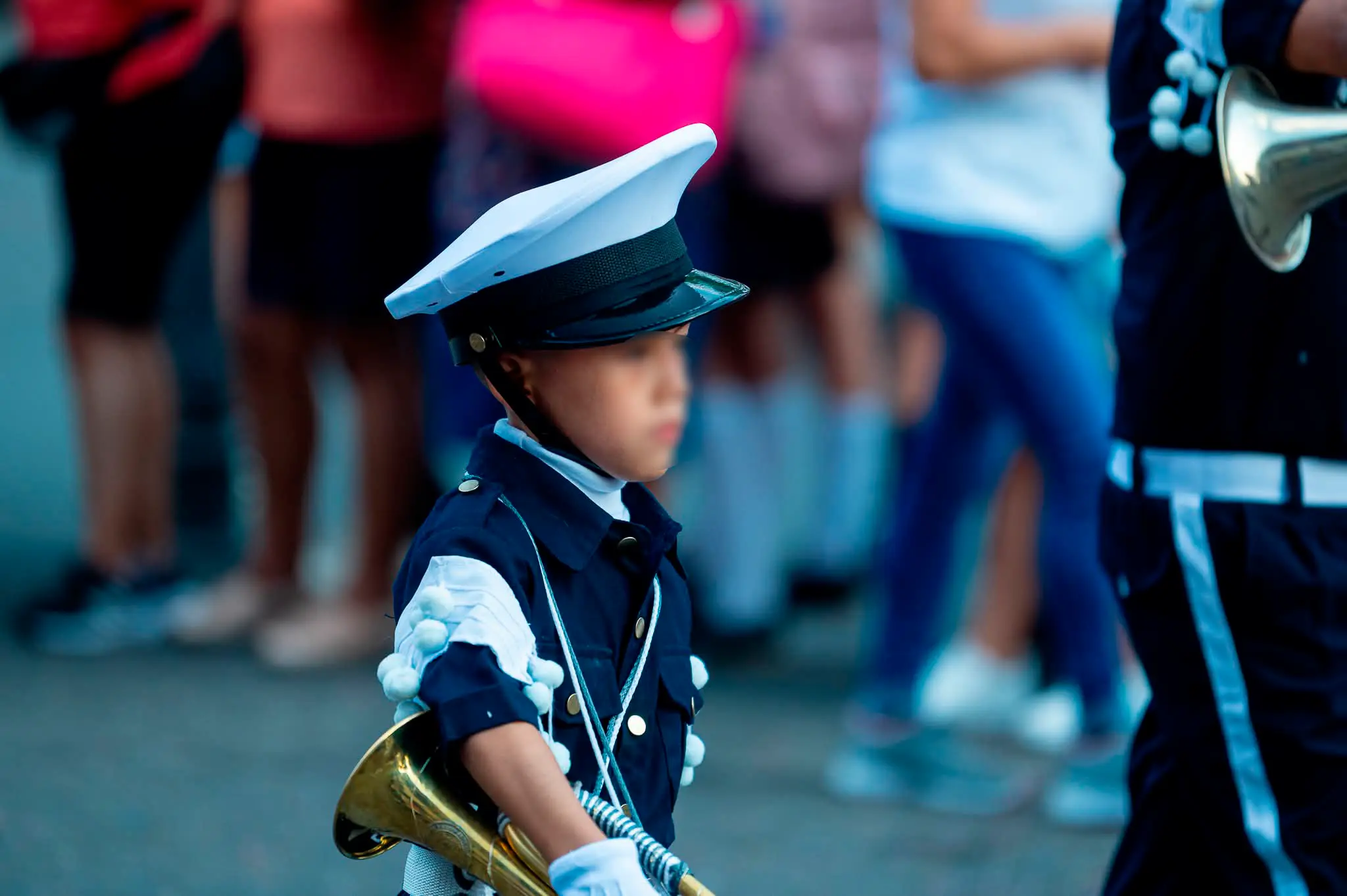 Estudiantes marchando en el desfile