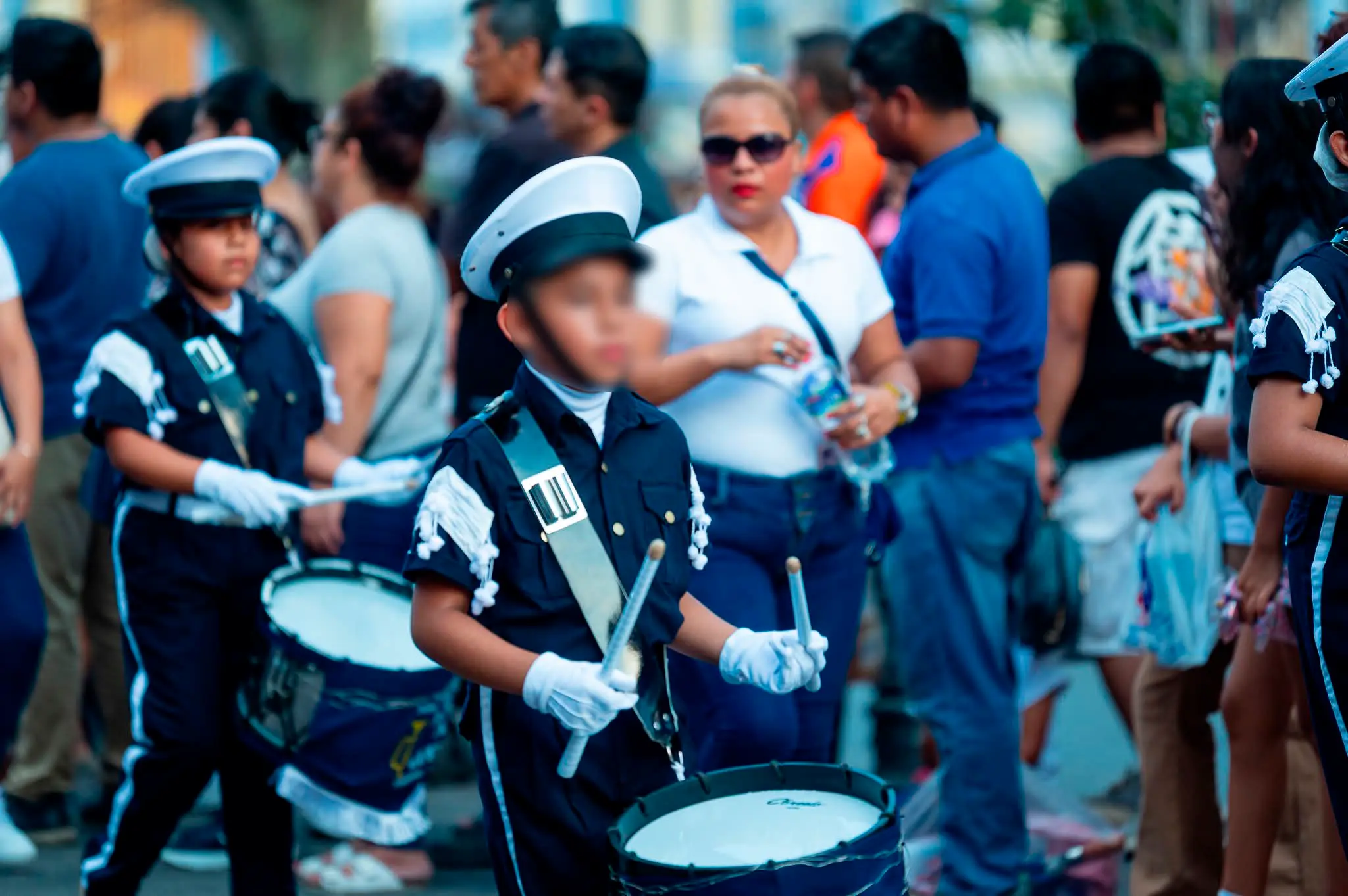 Grupo escolar en uniforme durante el evento
