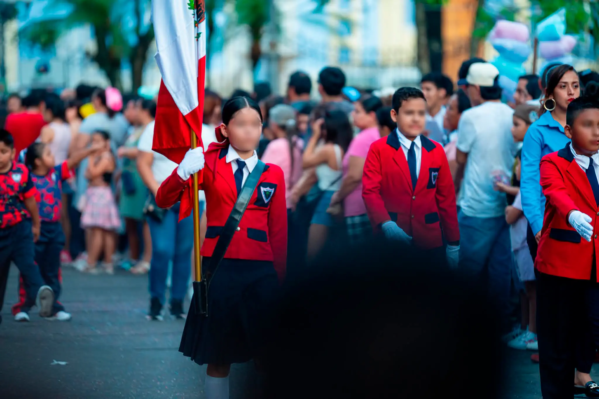 Estudiantes marchando en el desfile
