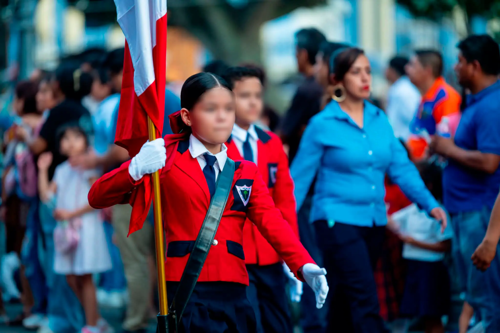 Grupo escolar en uniforme durante el evento