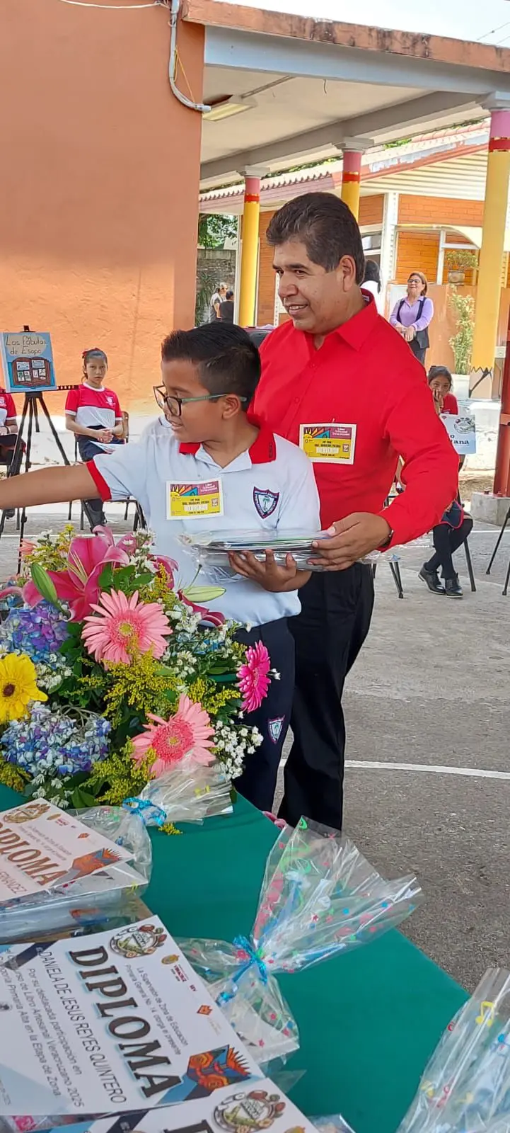 Niños leyendo en círculo