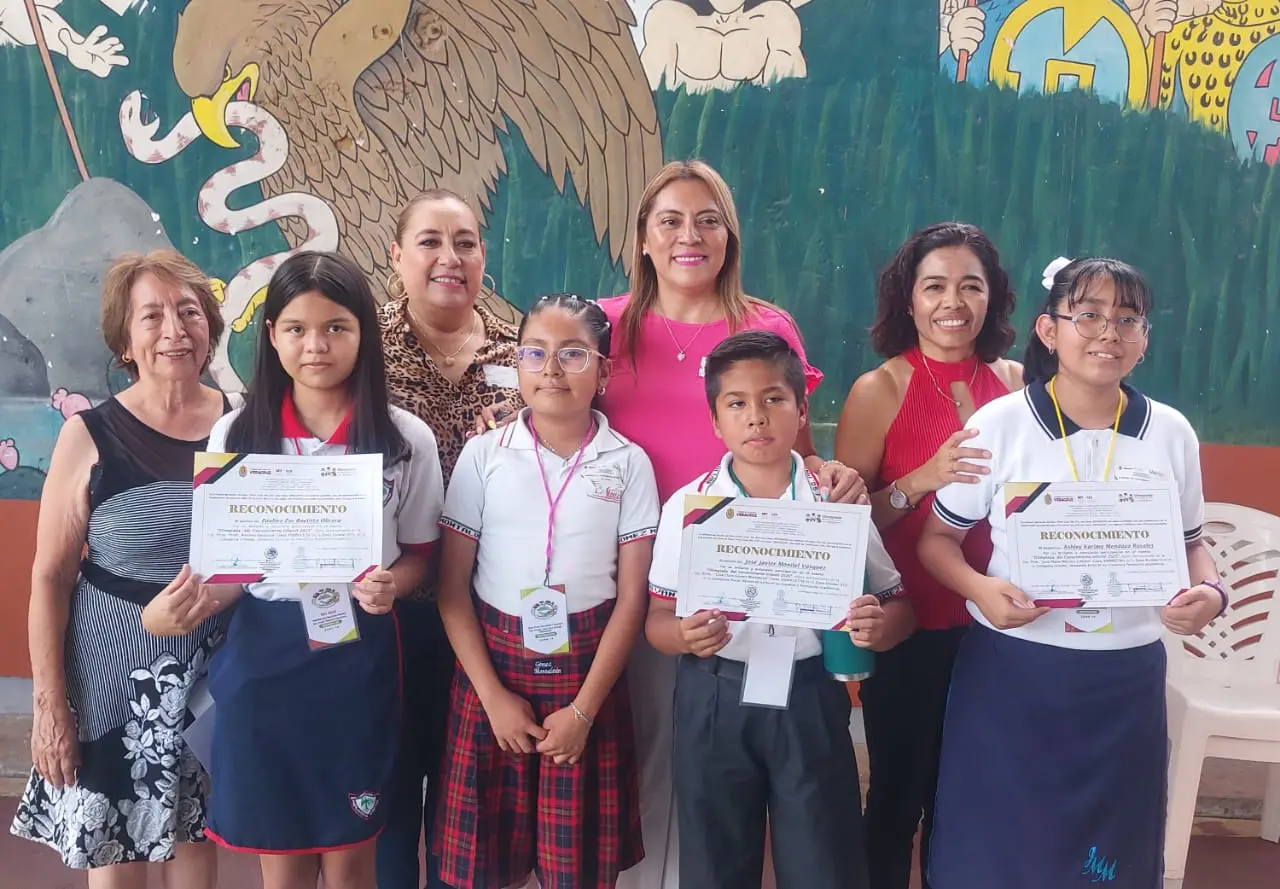 Entrega de reconocimiento a la alumna